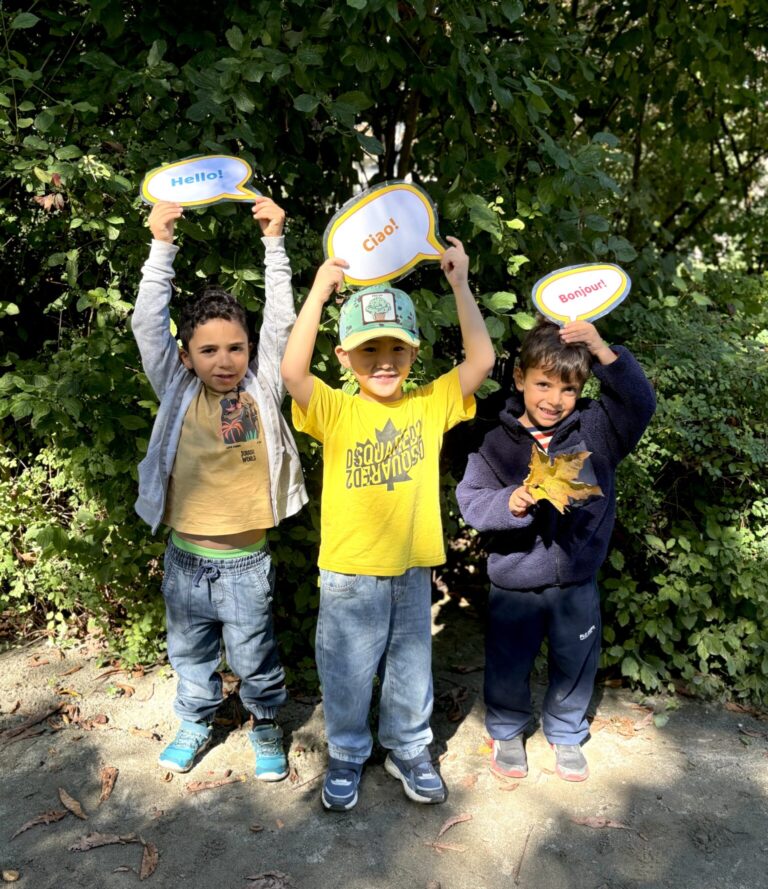 Hallo, Hello, Bonjour, buongiorno, Kinder mit Sprechblasen, Mehrsprachigkeit