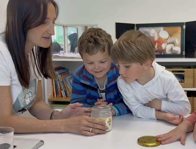 Kinder machen Butter