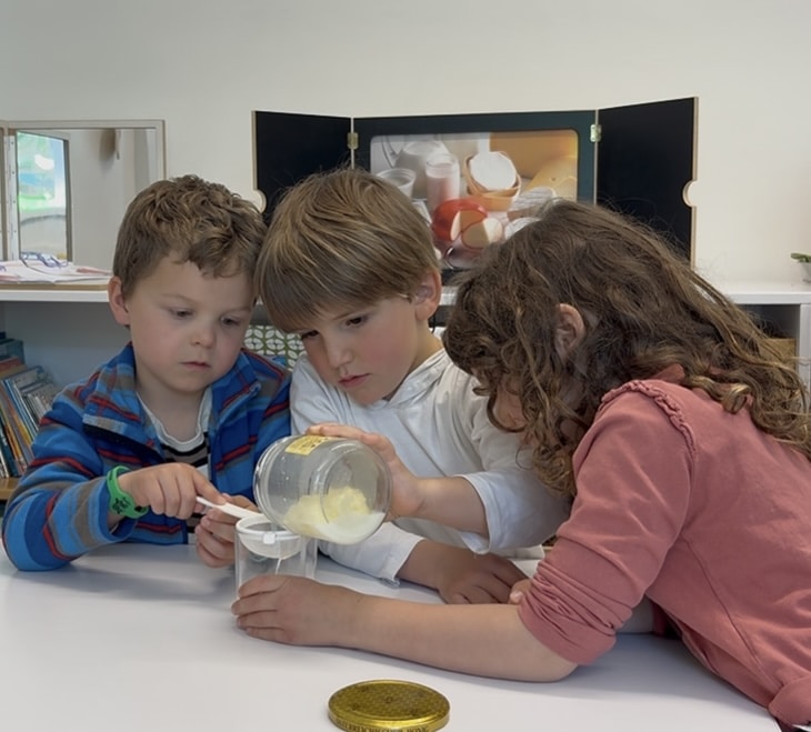 Kinder stellen Butter her