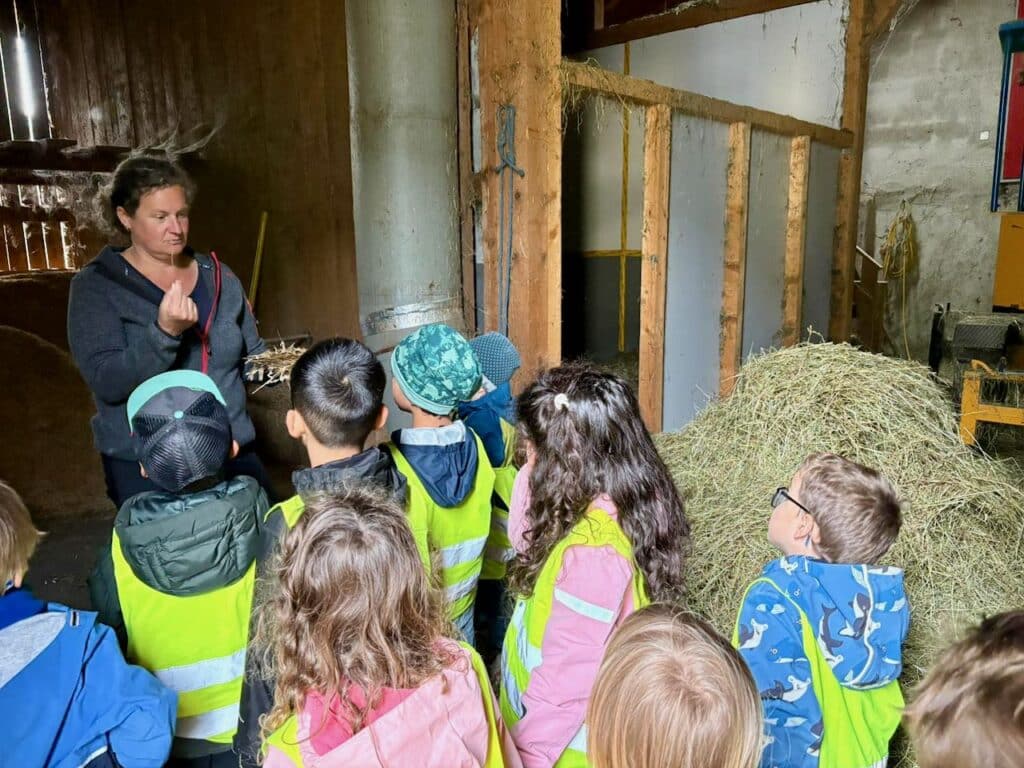 Kinder im Heustadel