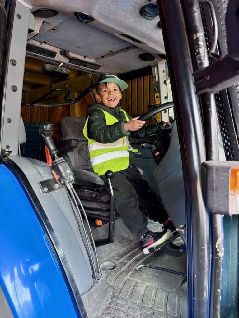 Kind im Traktor
