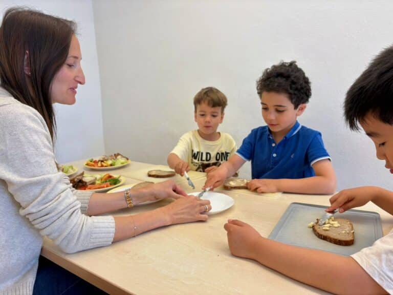 Kinder streichen Butterbrote