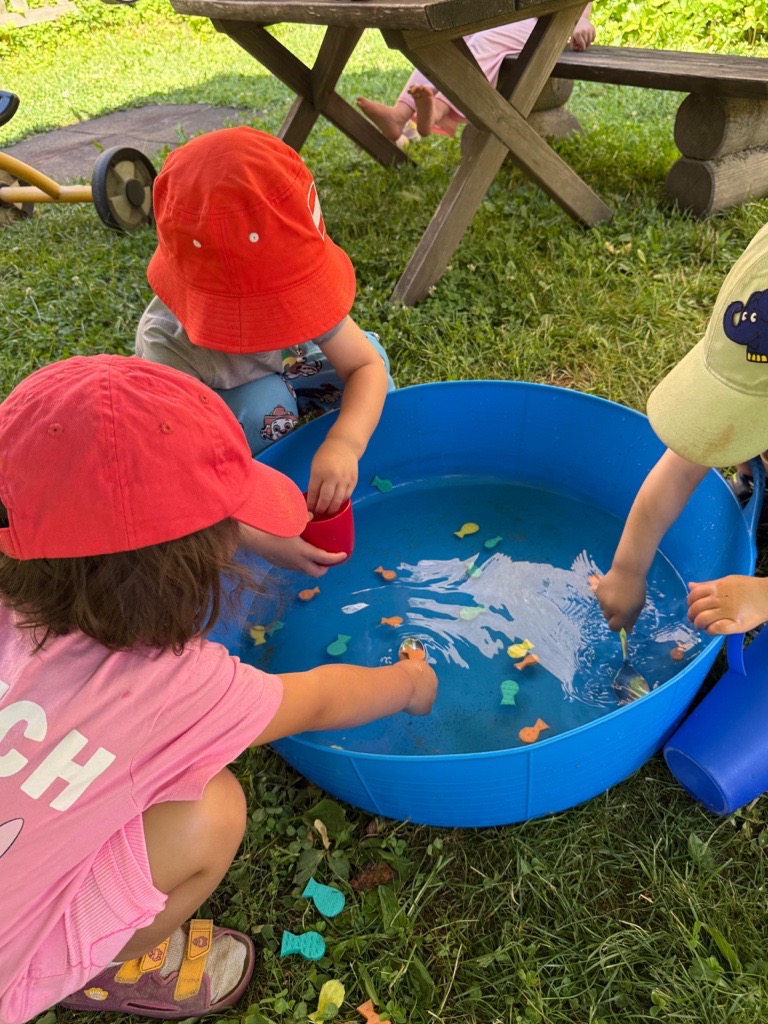Kinder spielen mit Wasser