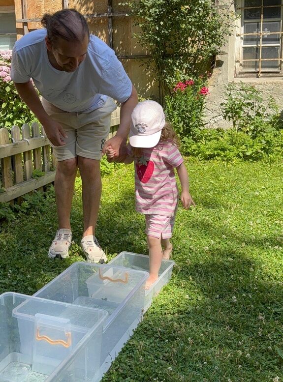 Kind steigt ins Wasser