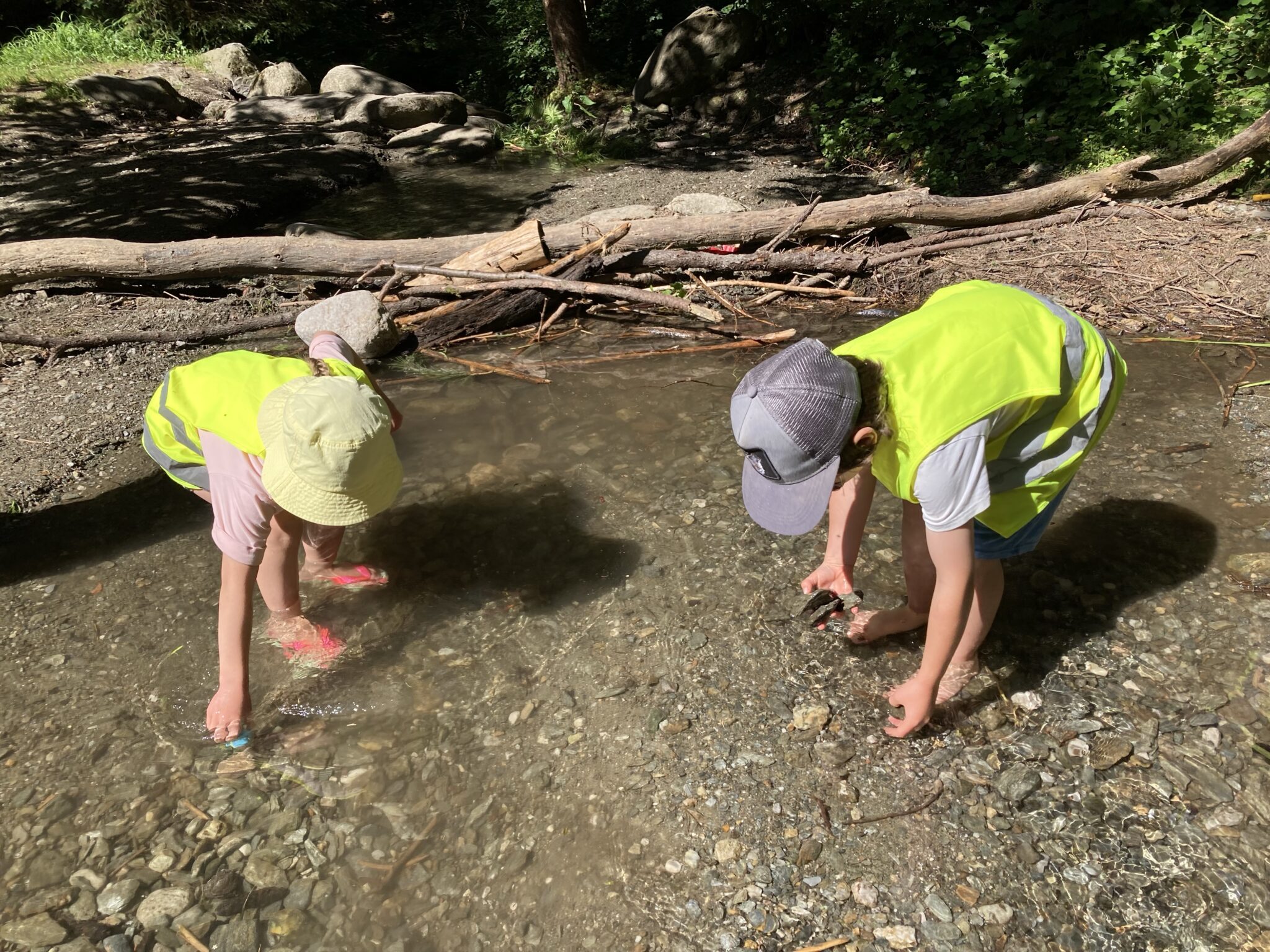 Kinder spielen im Wasser