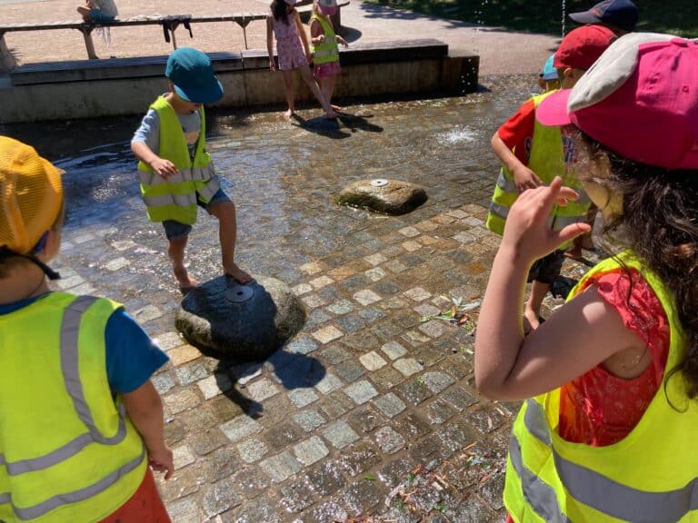 Kinder plantschen mit Wasser